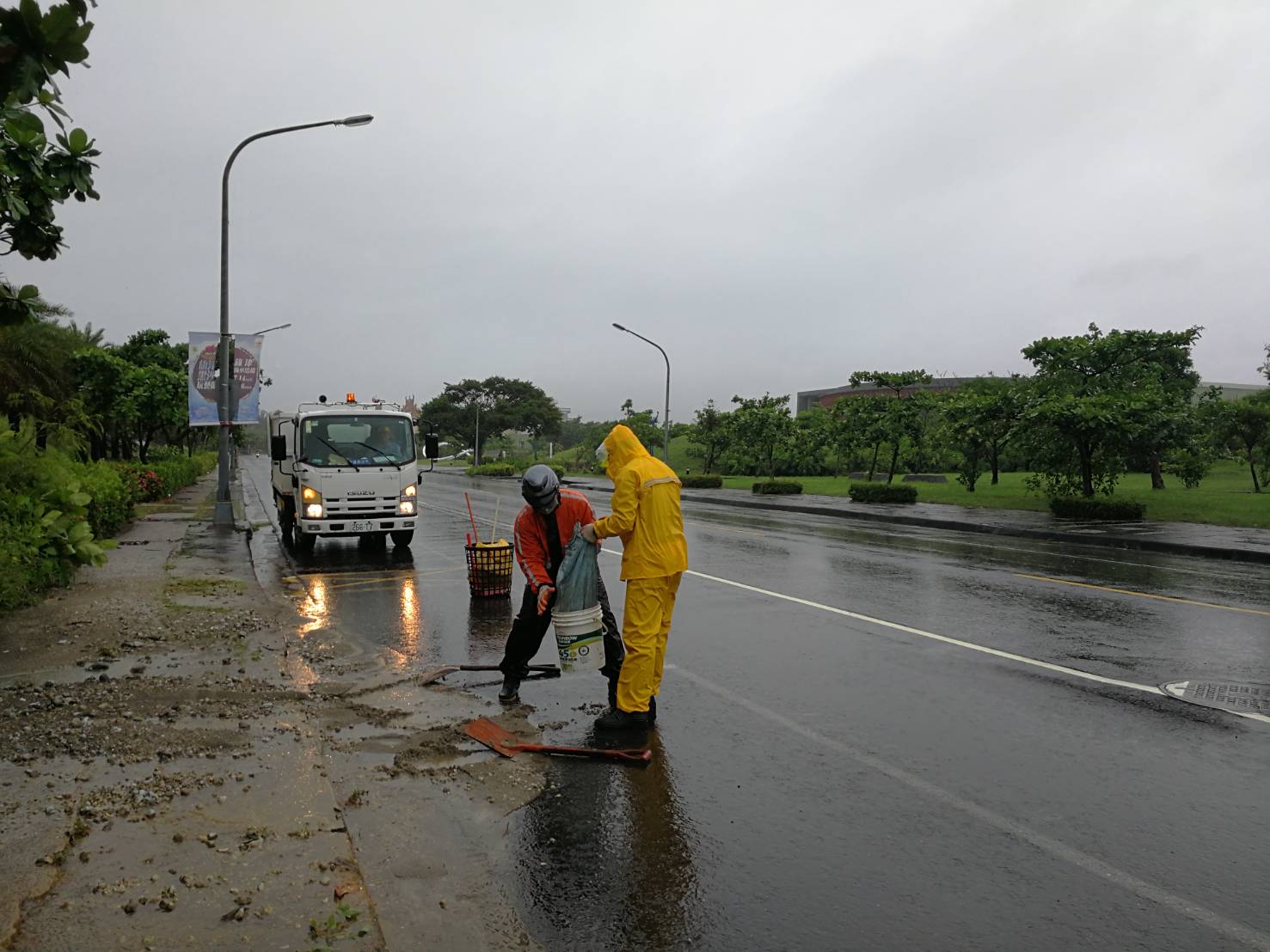 雨勢未歇環保局不敢鬆懈　持續清疏復原...