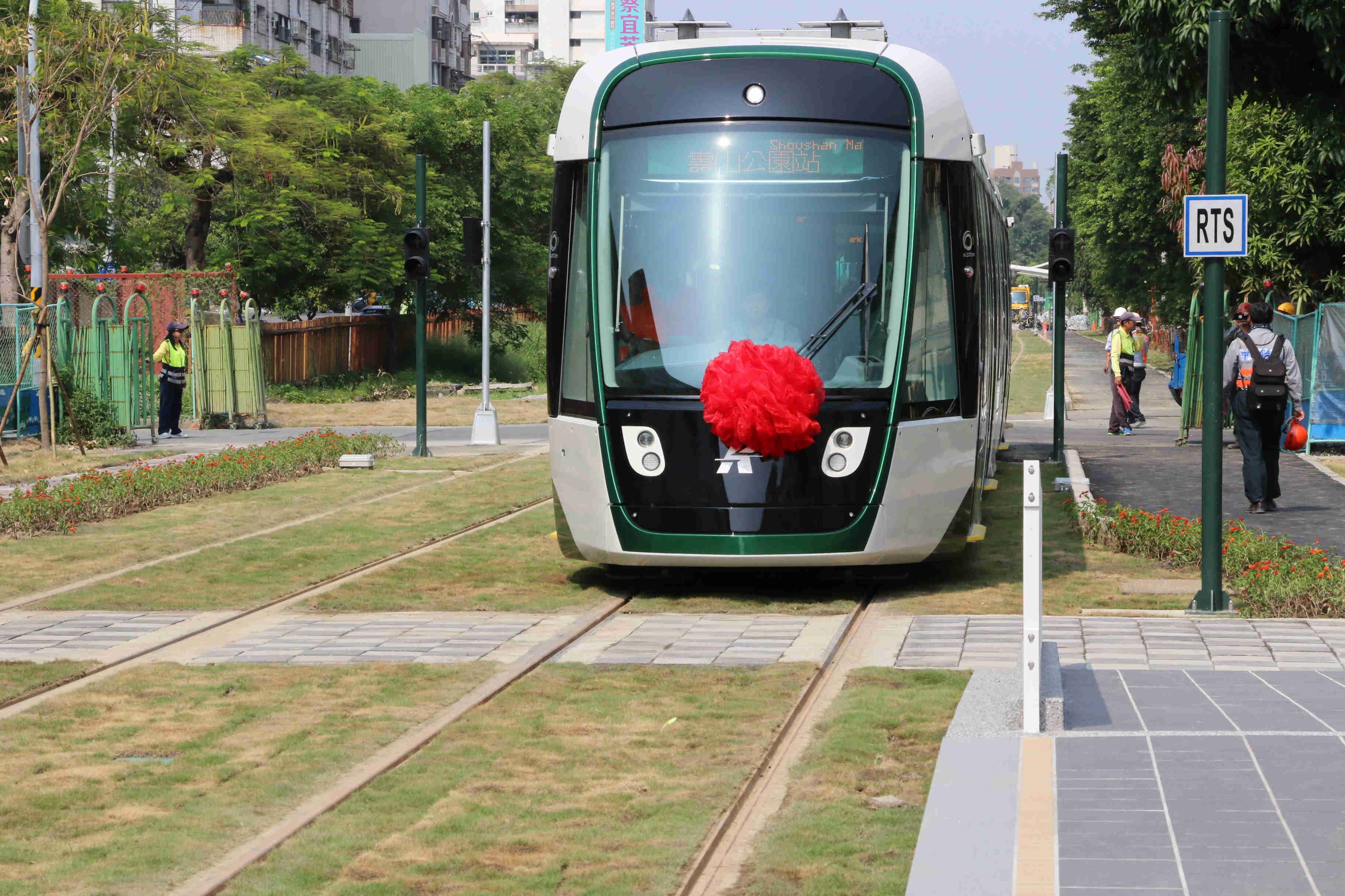 輕軌二階首列車上線測試　預計明年通車至C17站...