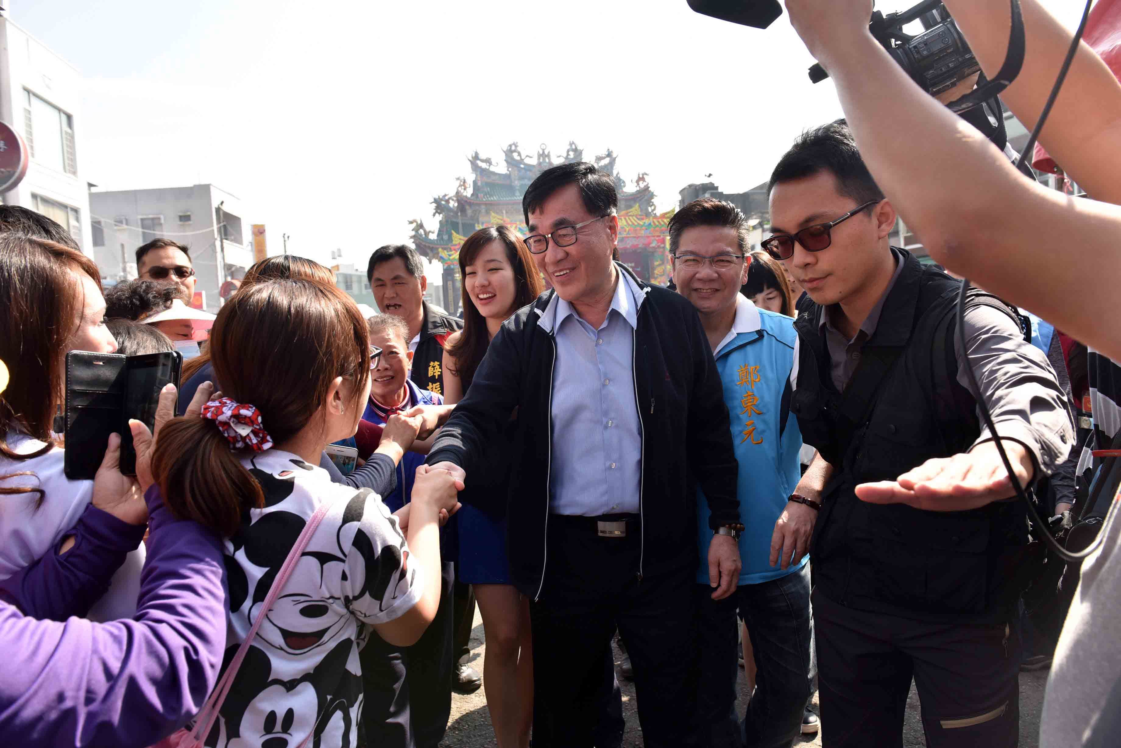 茄萣、湖內參拜發福袋　李四川祈福家家戶戶平安順利...