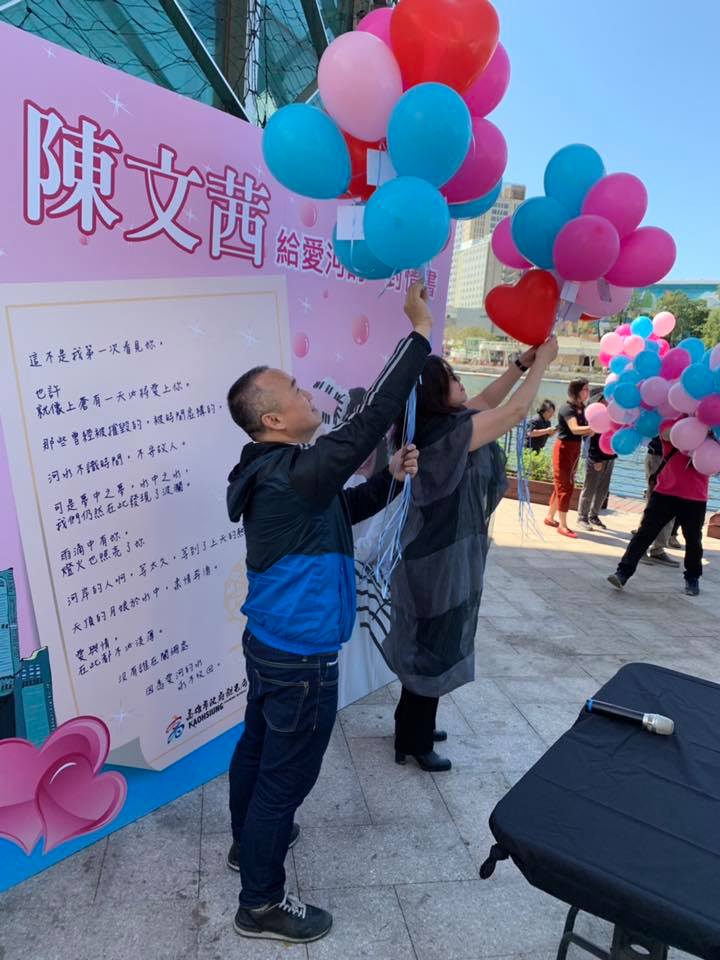 陳文茜潘恒旭愛河畔聯手體驗無人機送情書　傳遞浪漫...