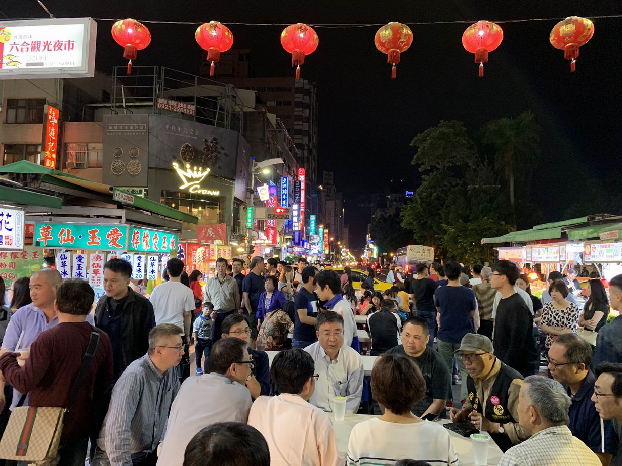 傾聽商家心聲　經發局長伏和中夜訪六合、自強夜市...
