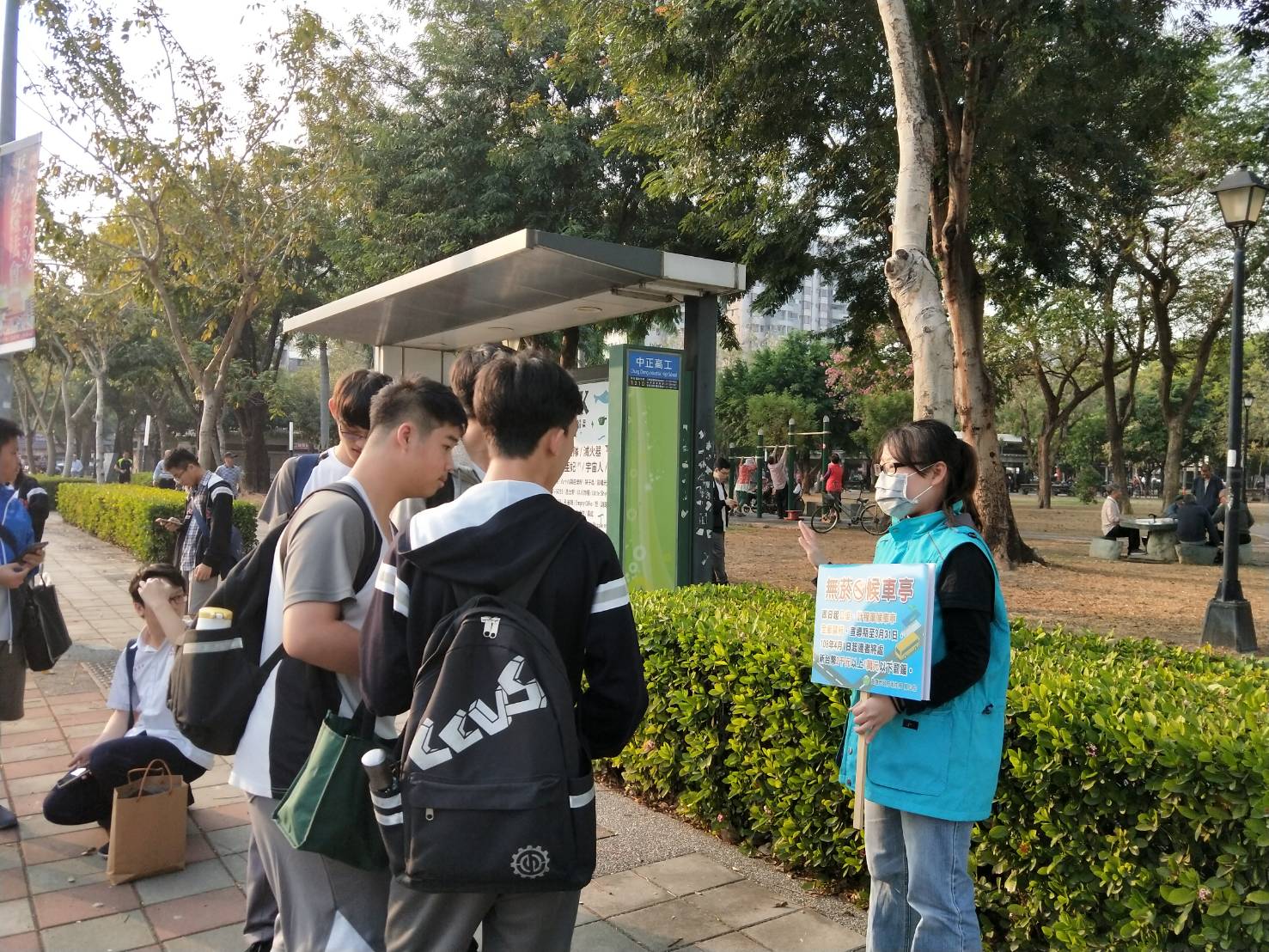高雄市公車亭及計程車候車亭全面禁菸　稽查首日上午取締2...