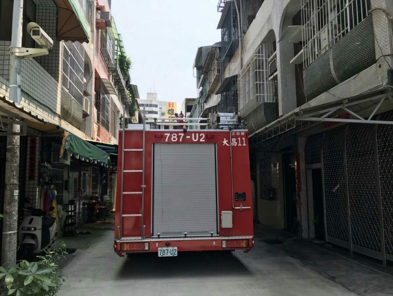 確保消防救災順行　工務局拆除六米巷道屋前遮雨棚...