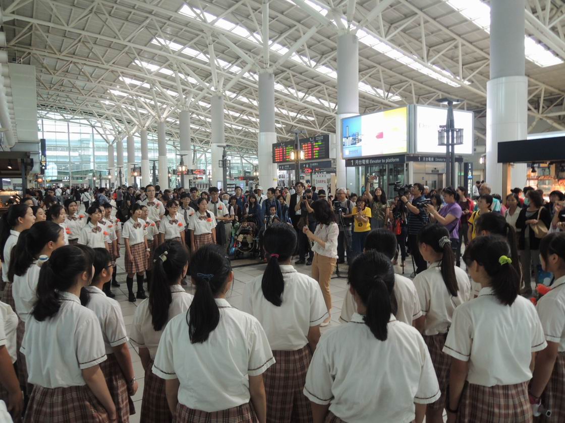 高鐵左營站慶母親節      校園合唱團歌聲送祝福...