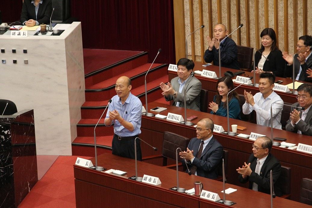 高雄市長韓國瑜  率市府團隊至市議會致意...