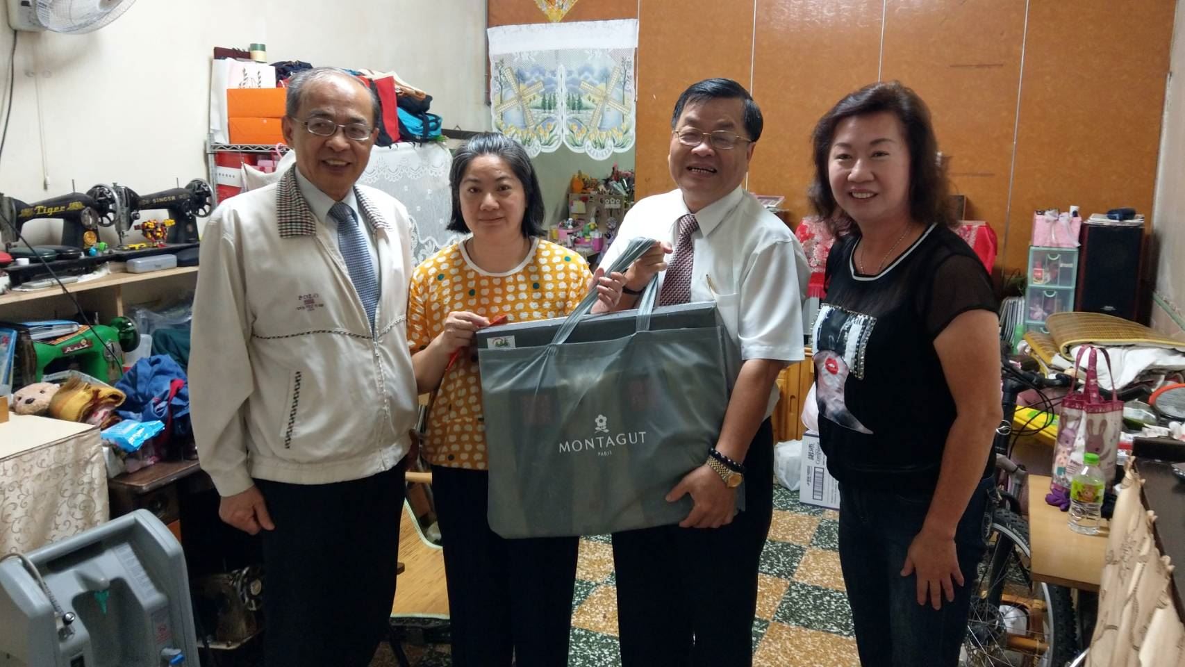 高市洪副市長視察鼓山區防汛熱點  關懷貧困弱勢家庭致贈...