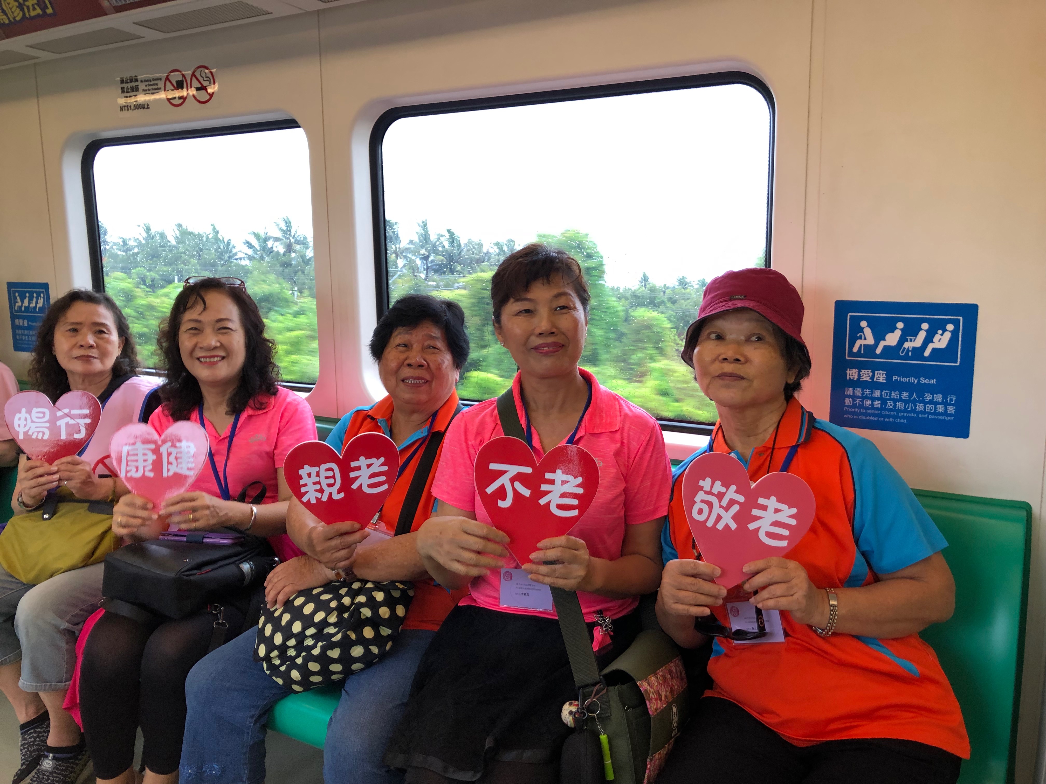 岡山銀髮長輩  搭乘捷運輕軌智慧遊高雄...