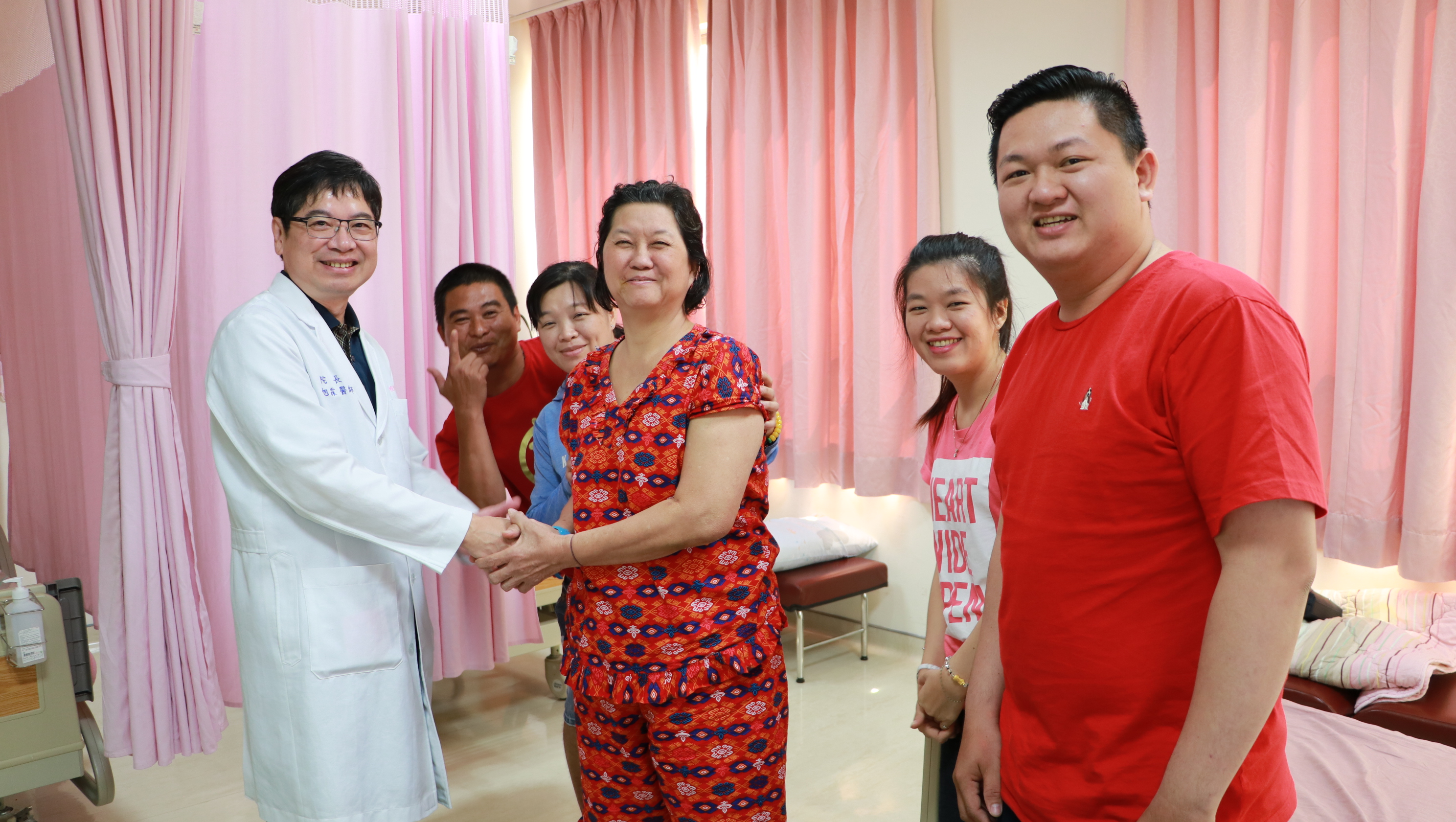 七賢脊椎微創活動支架手術  深獲印尼三代華僑信心