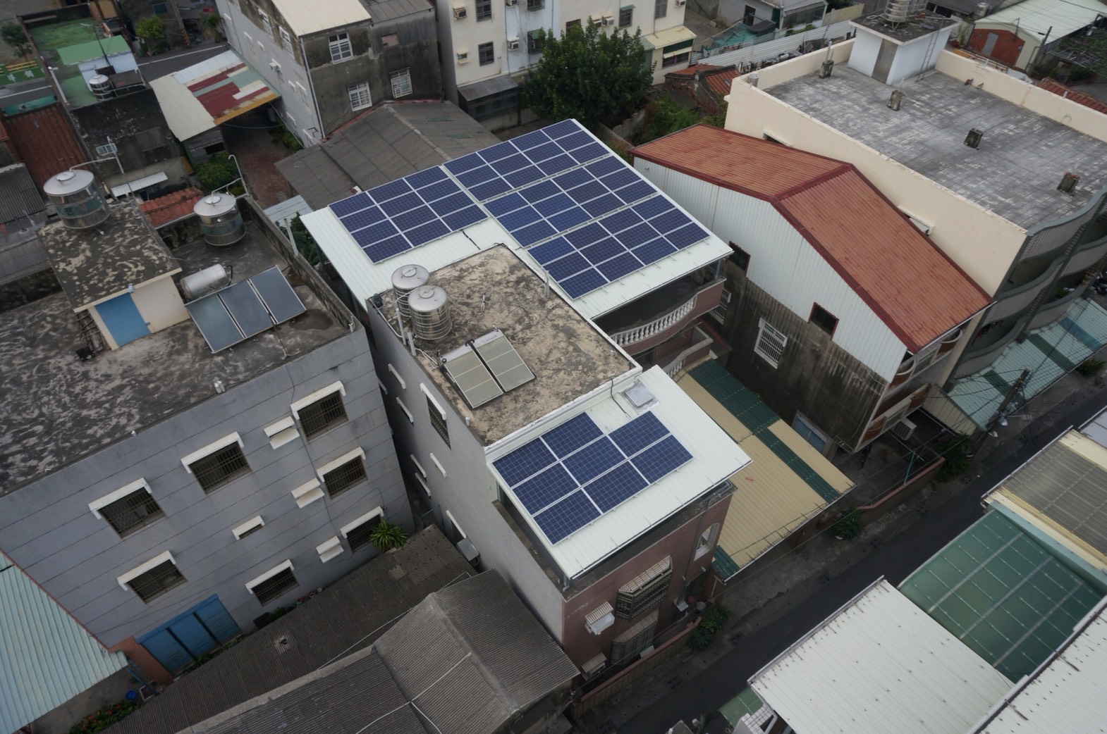 高雄輔導違建屋頂設置太陽光電  環保發電又賺綠金...