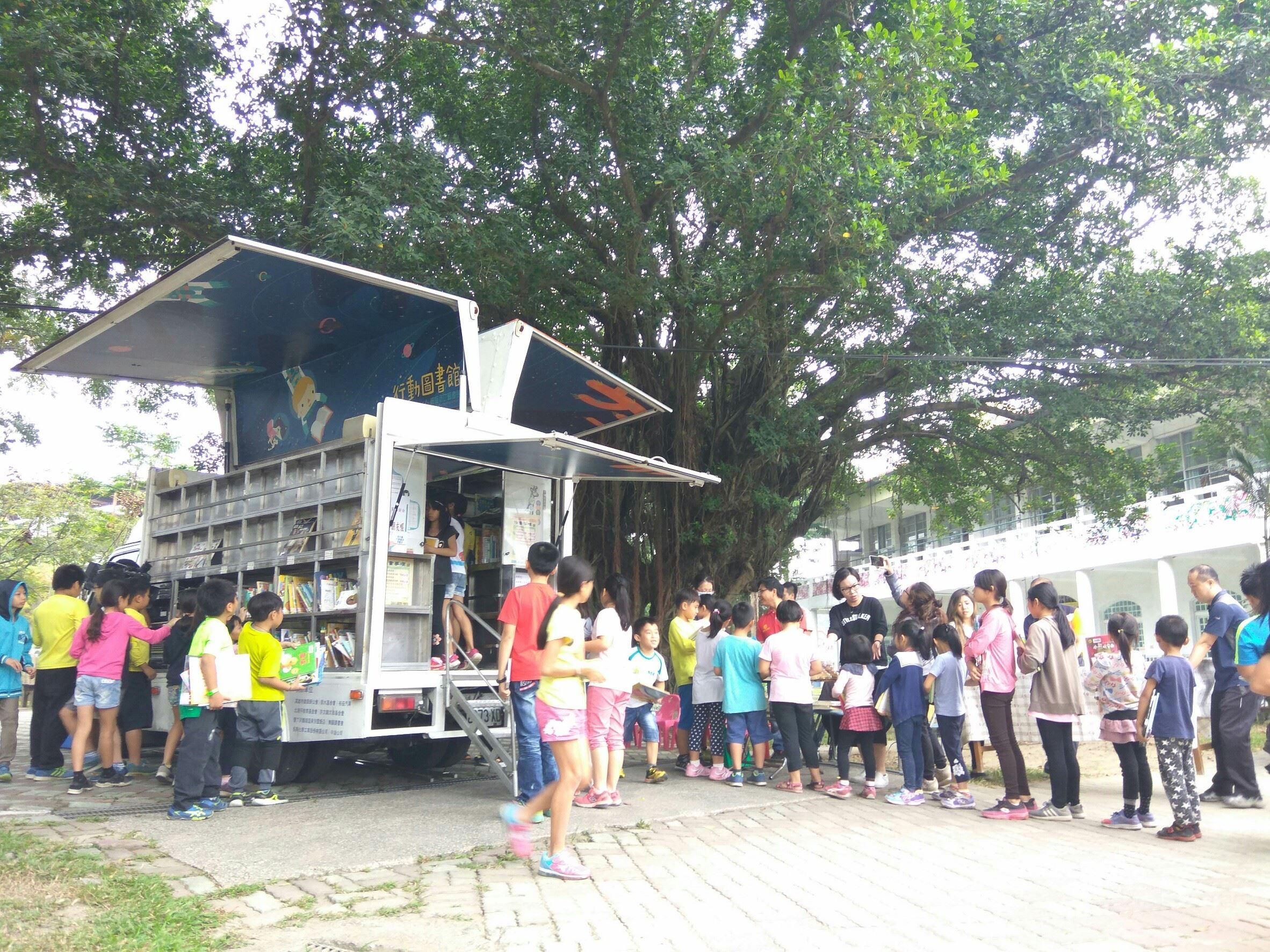 防疫不忘行善  高市圖暖獲通閱及故事書車善捐...