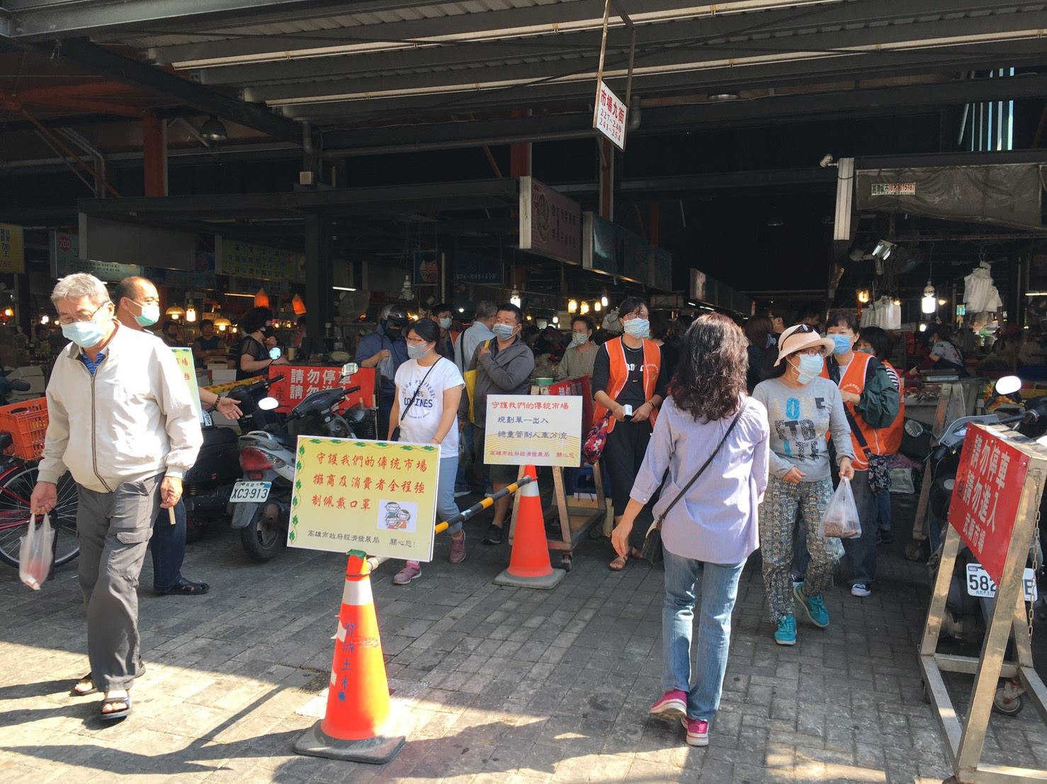 高市落實防疫政策  市場全面啟動單一出入口管制...