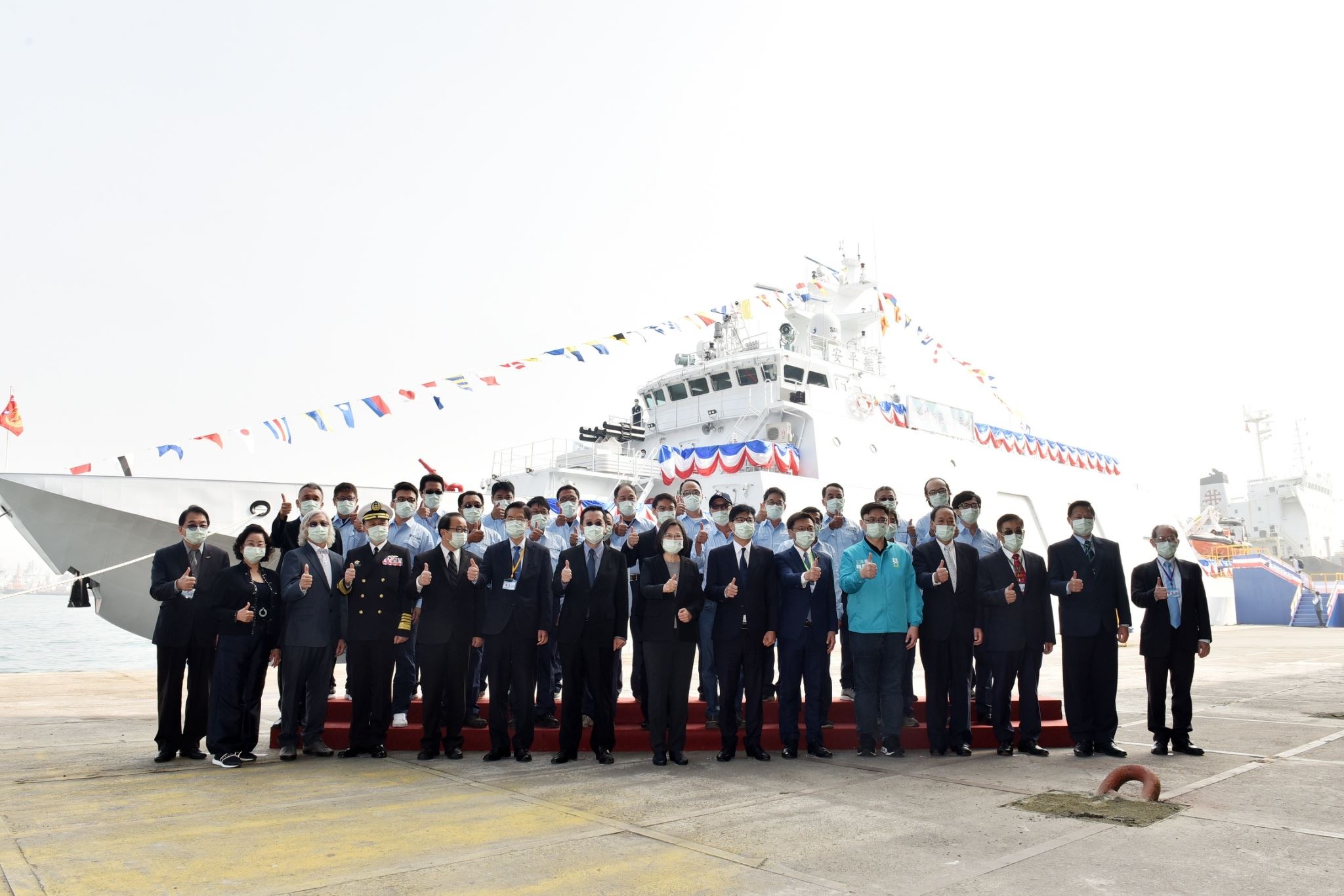 高市艦艇交船、命名下水典禮  陳其邁陪同總統出席並道3個感謝 