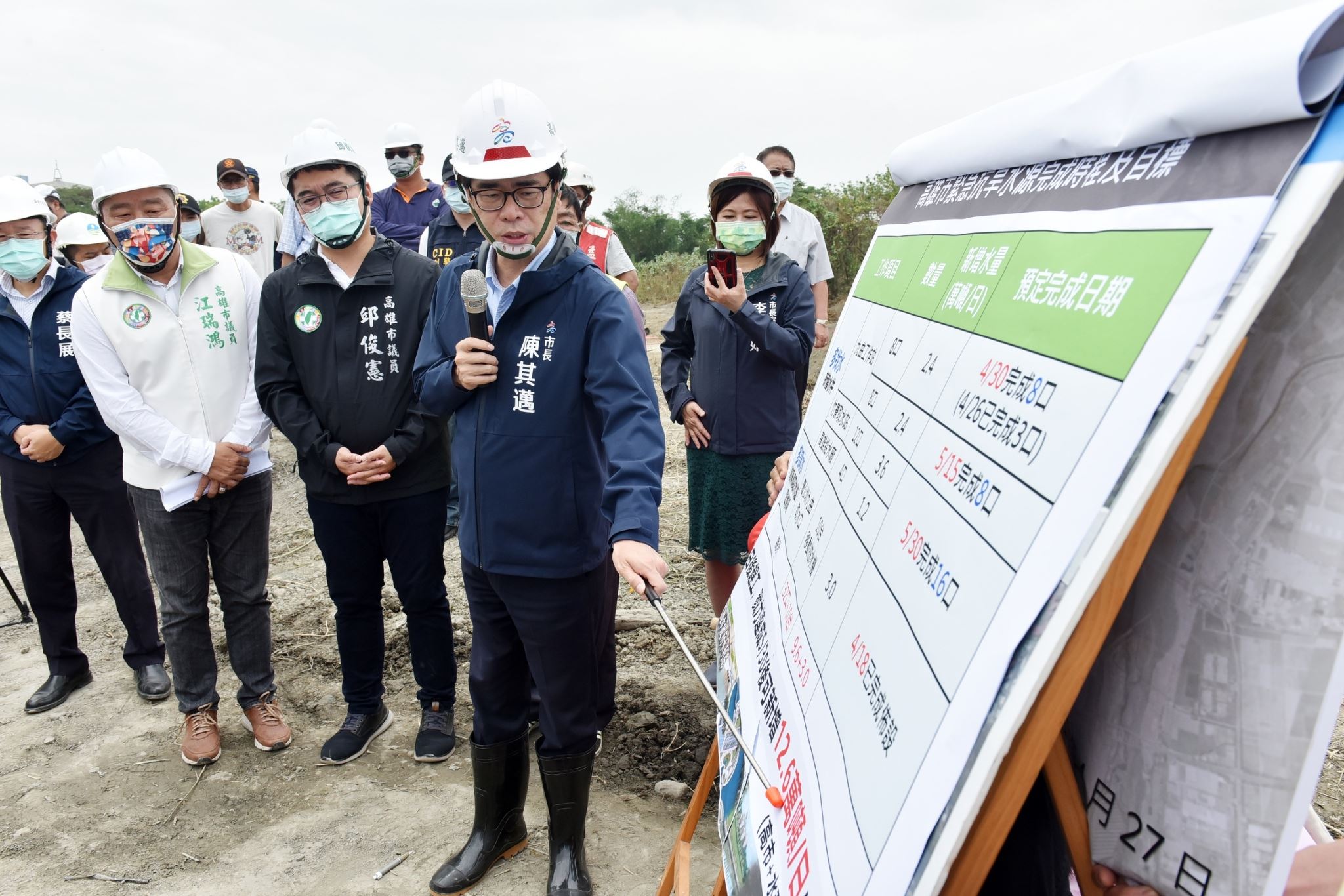 緊拚鑿井工程！ 陳其邁視察高屏溪沿岸抗旱鑿井工程...