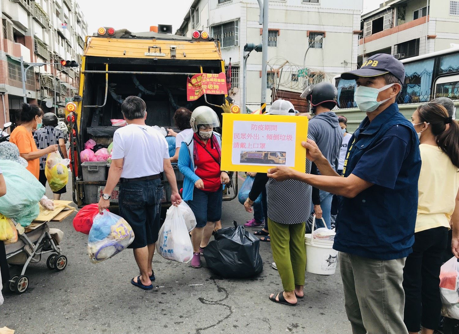 嚴防疫情破口 環保局嚴格執行「不戴口罩拒收垃圾」...