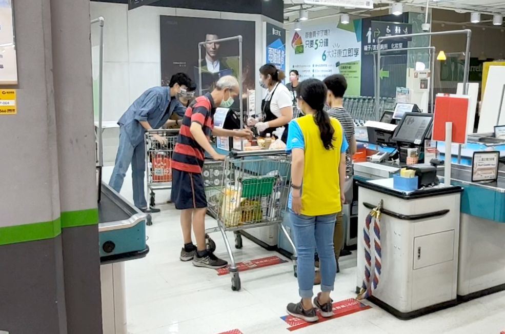 高市賣場人流管制上路　經發局假日加強稽查宣導...