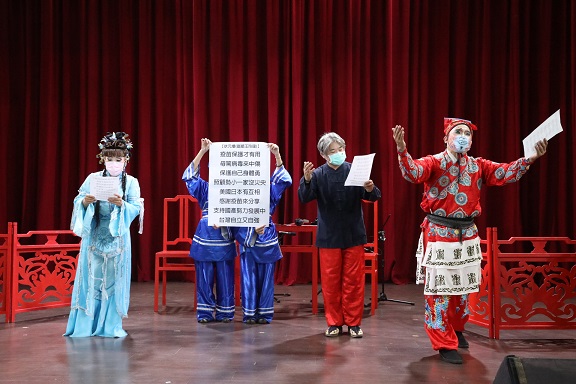 新創歌仔戲中戲陪長輩注射疫苗寓教於樂 高雄市防疫展新意 ...