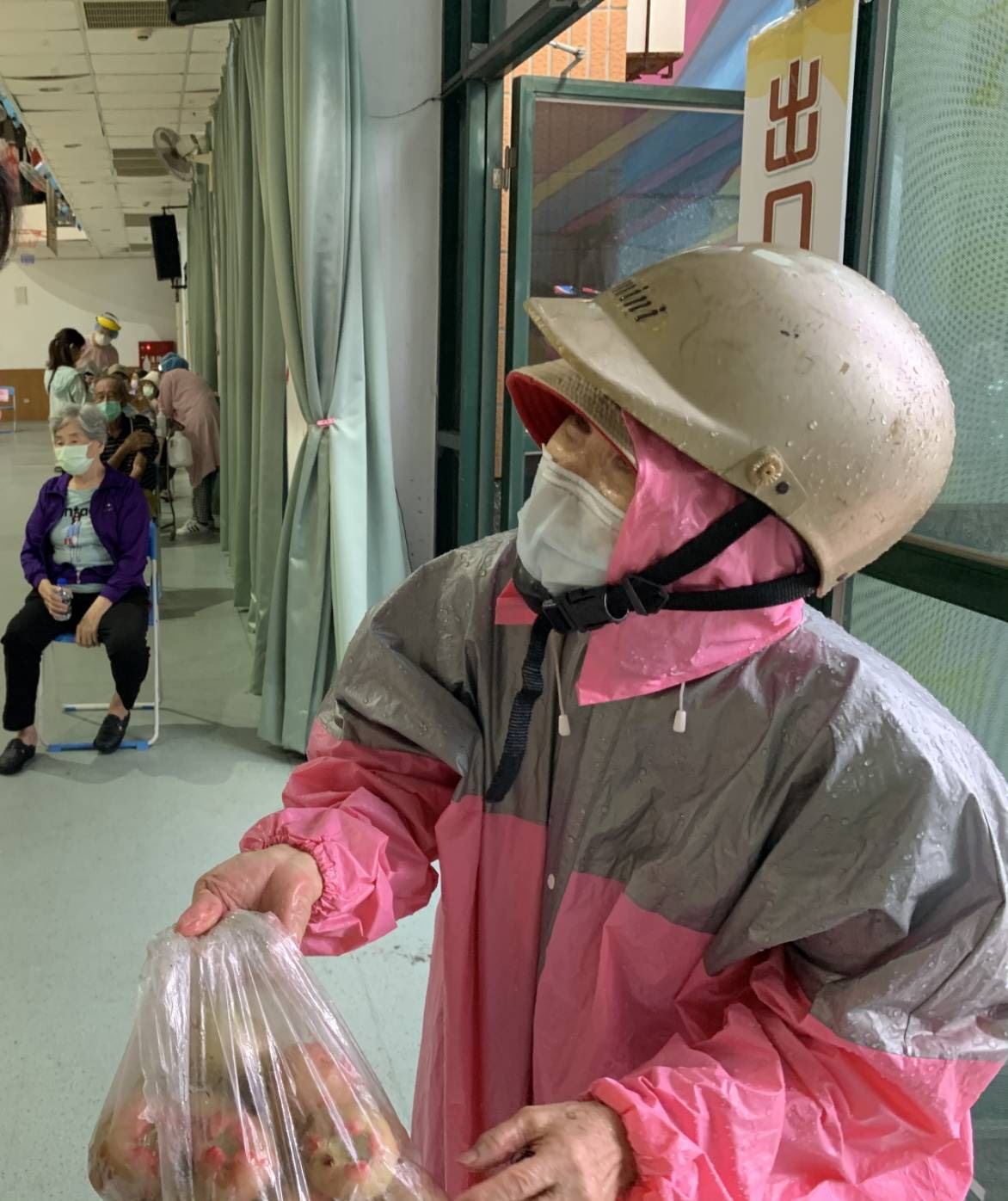 家屬無畏風雨、分享自栽水果，開心向市府加油打氣...