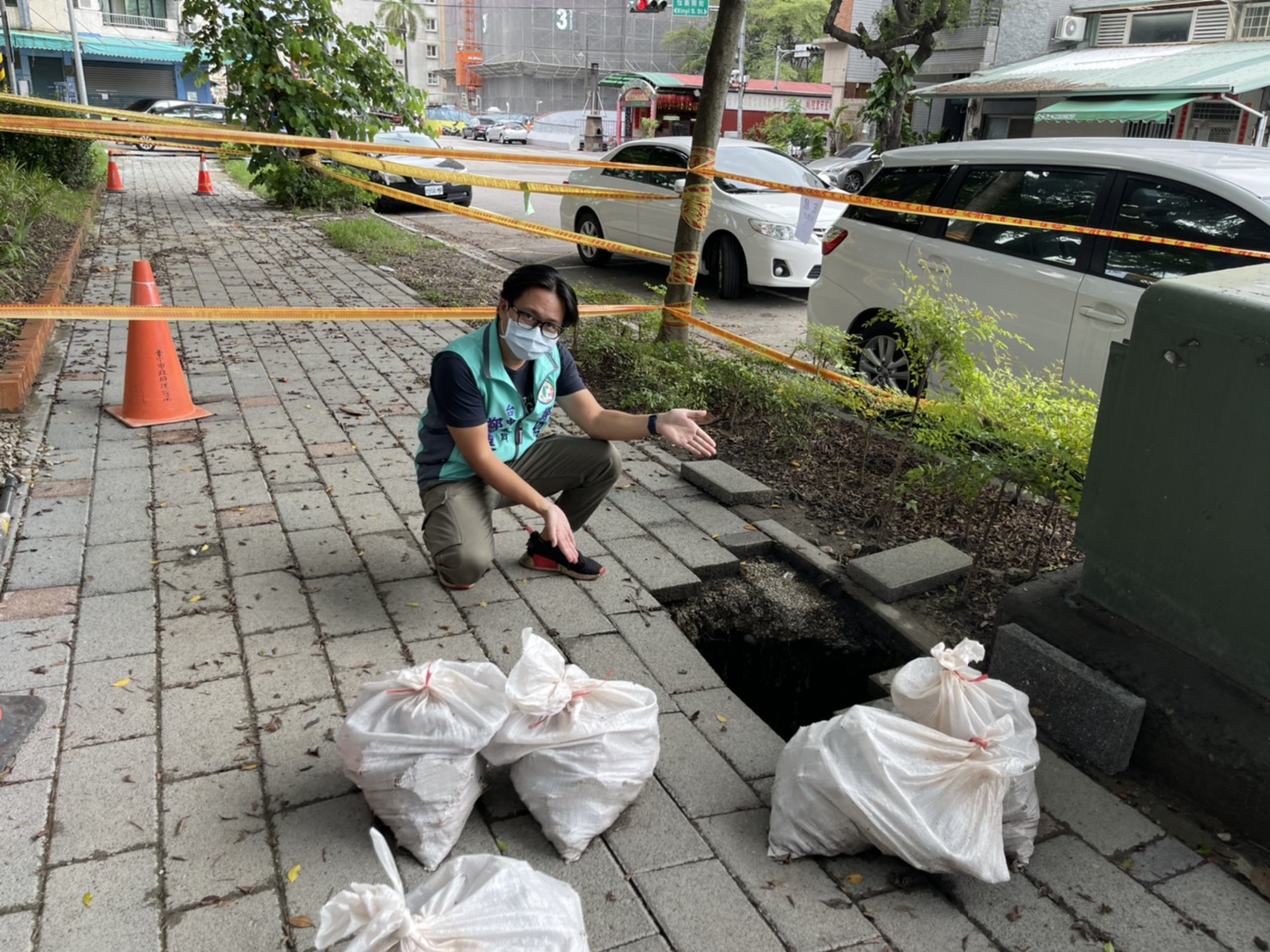 大雨現「天坑」？公園人行道塌陷、古蹟漏水...