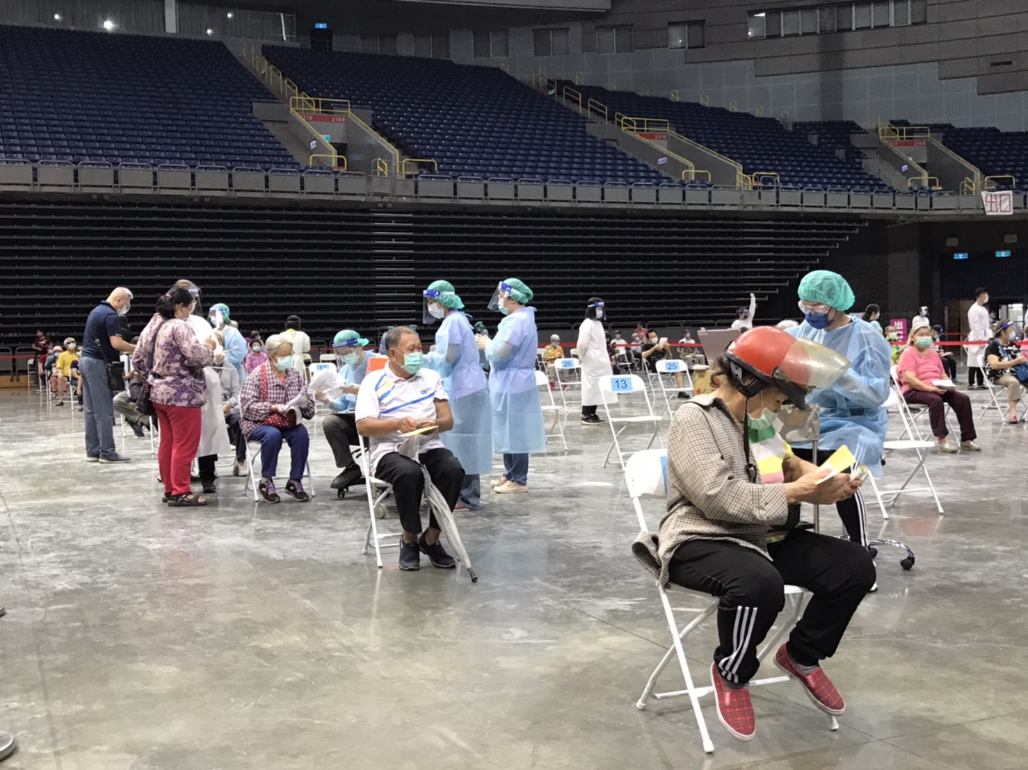 72至74歲以上長輩疫苗開打 高市府呼籲依通知單時間地點前...