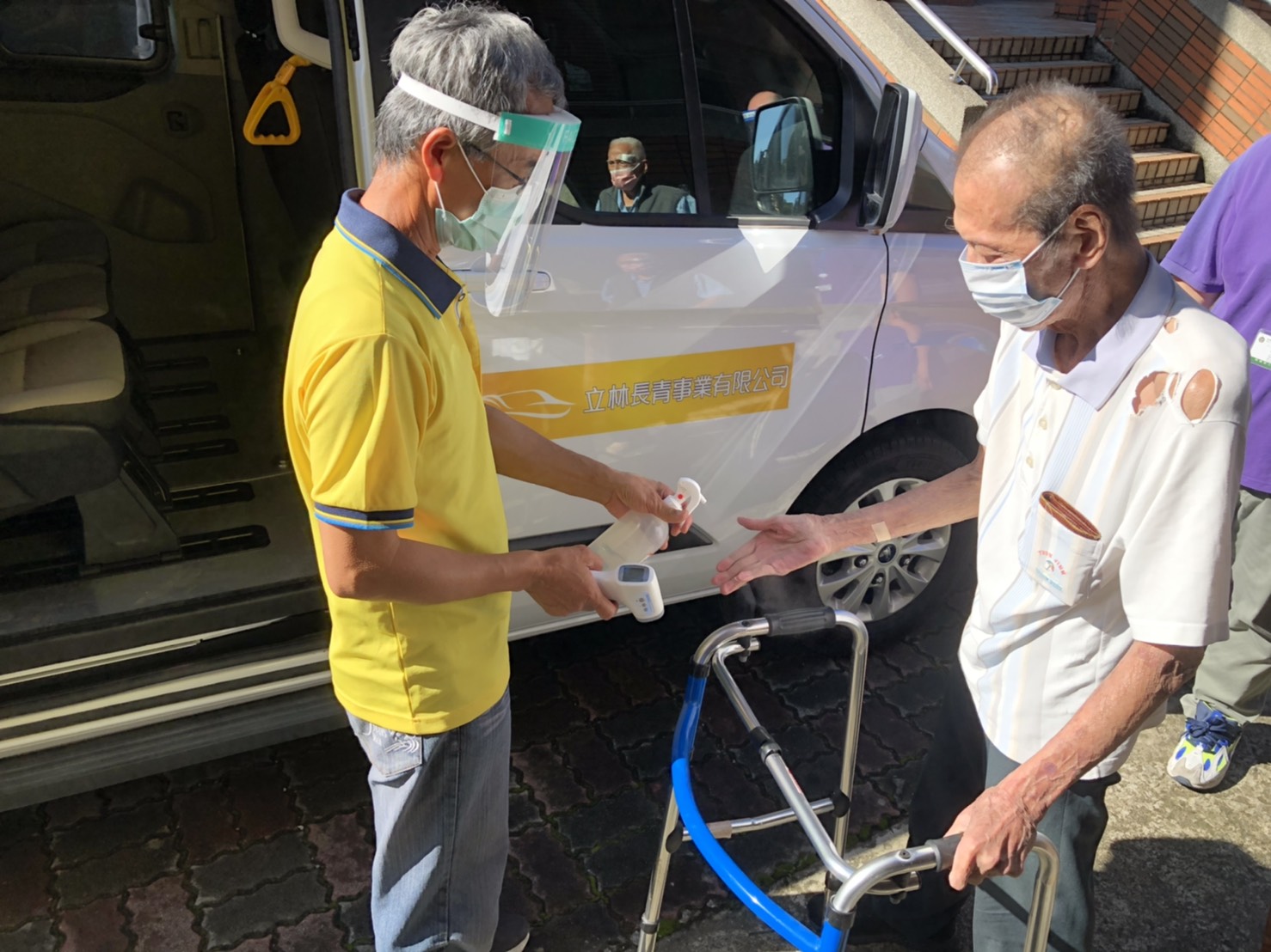 社會局暖心服務 交通車接送山城獨居長輩打疫苗...