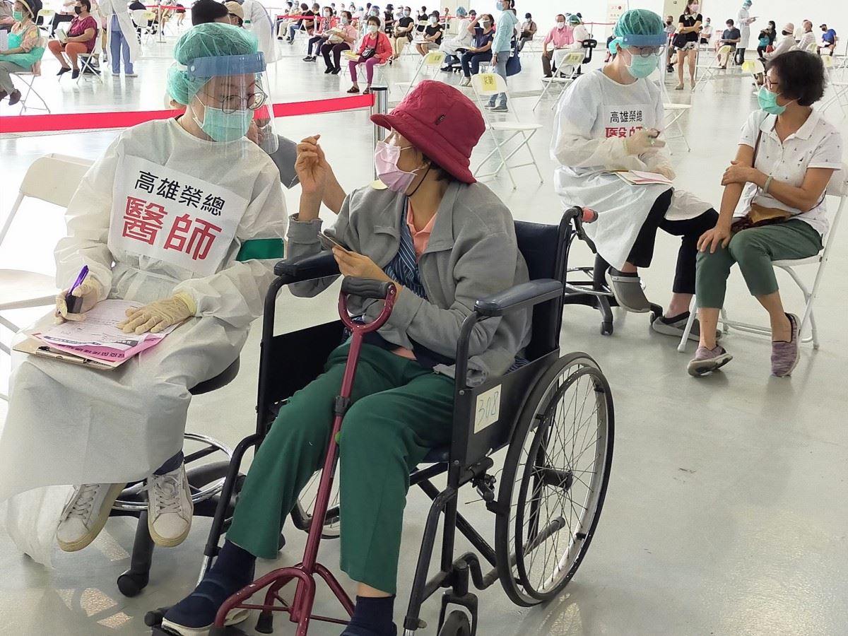 進擊的疫苗接種站2.0：高市勞工局化身科技與人性的服務巨...