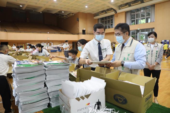 台南公私協力助弱勢 黃偉哲親自打包慈濟安心生活箱...