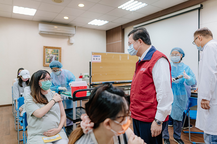 桃市孕婦莫德納第二劑疫苗接種  醫師專業評估後施打  確保...