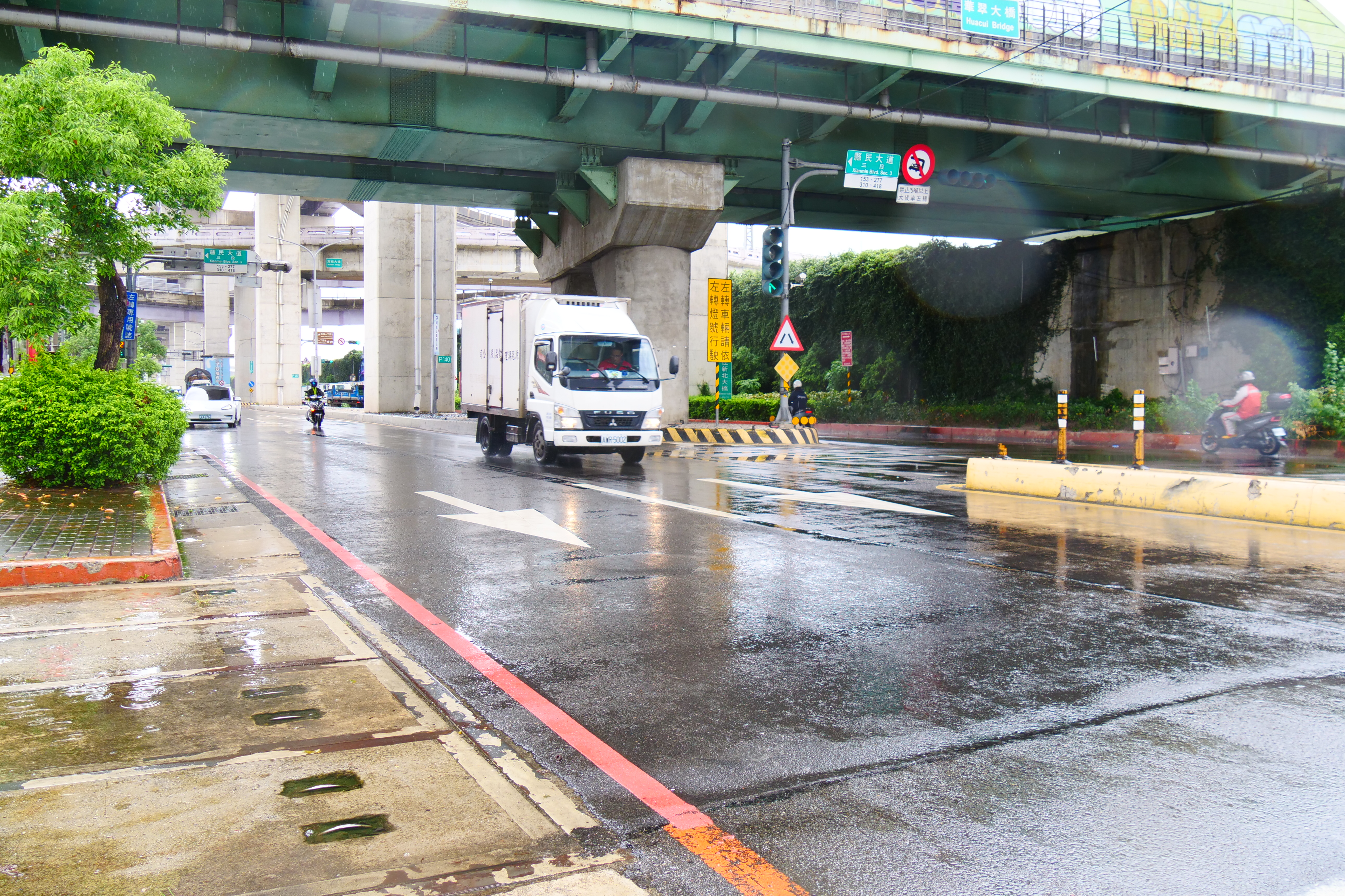 熱帶低壓豪雨來勢洶洶 新北水門周邊紅黃線開放停車...