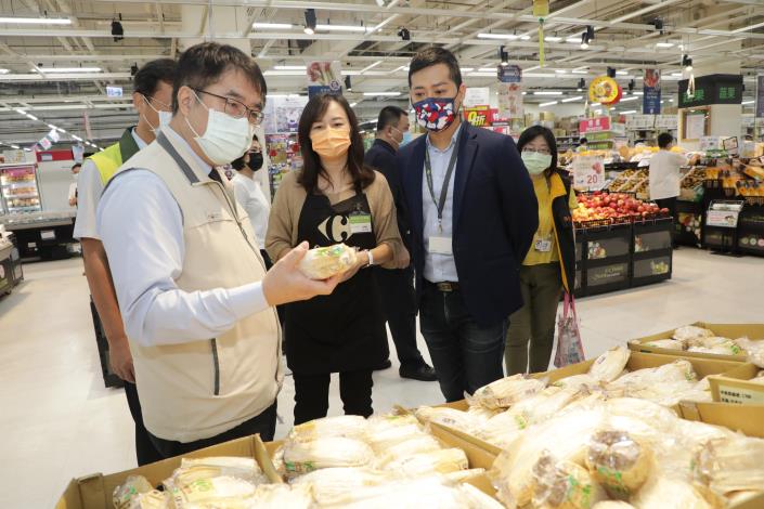 黃偉哲關心連日豪雨菜價浮動 至安平家樂福視察菜價...