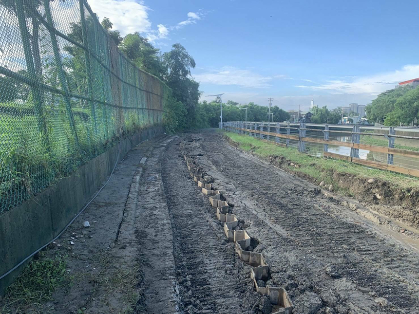 高市府水利局連夜趕工 完成鳳山溪中崙國中後方護岸搶險作...