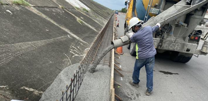  南市府進行西港大橋下游水防道路南岸堤防道路加高改善工...