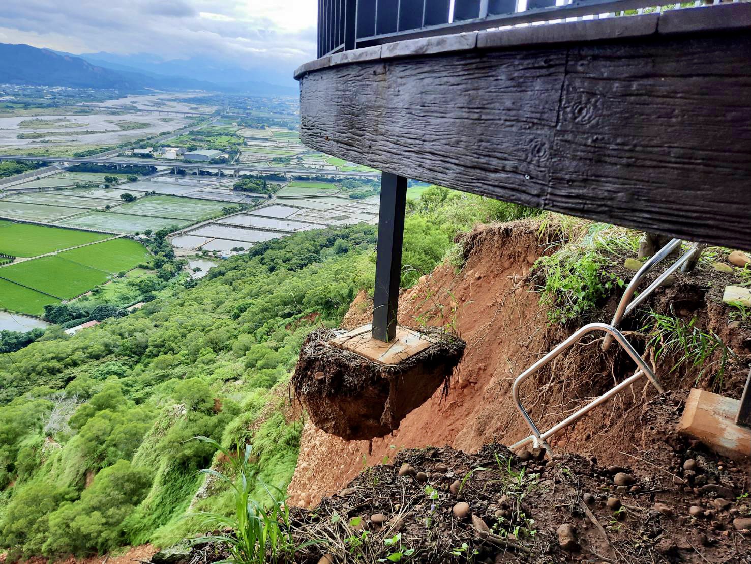 大甲鐵砧山公園邊坡因豪大雨崩塌 觀景平台緊急封閉...