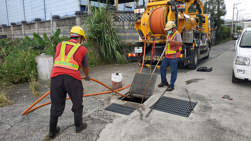 颱風璨樹減為中颱  中市環保局巡檢道路側溝清淤...