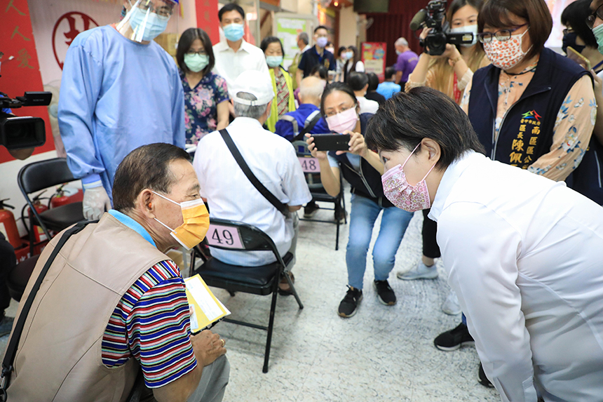 中市疫苗涵蓋率破7成  65歲以上長者今施打完畢...