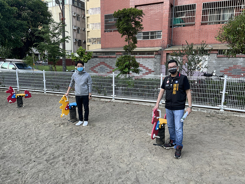 這叫共融好玩？！  議員批台中的公園遊具越改越小...