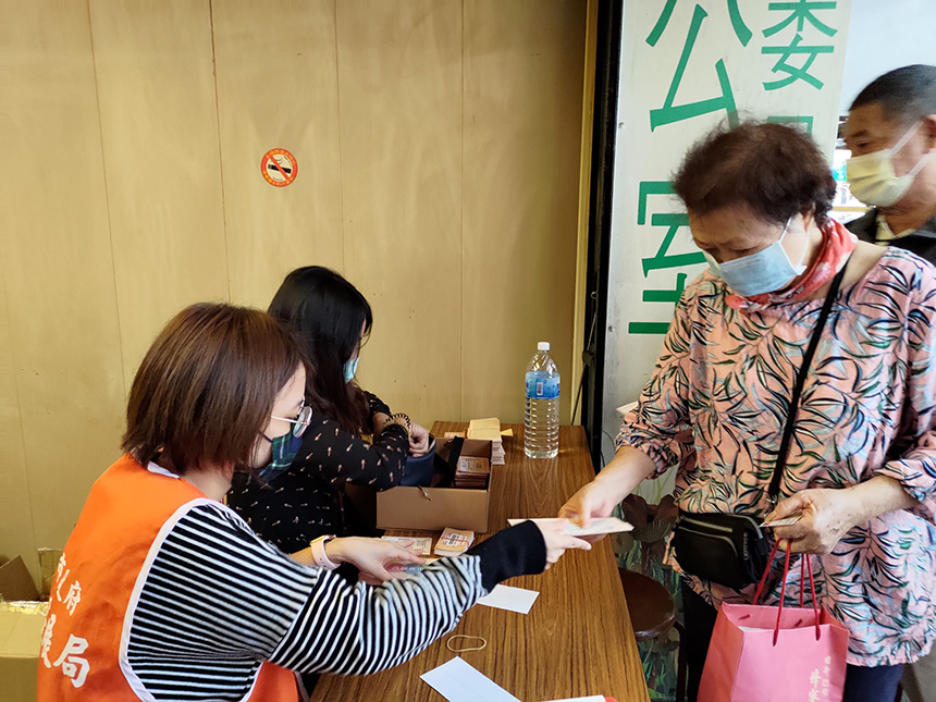 高雄第二波夜市券換發爆人潮  整體流程順利...