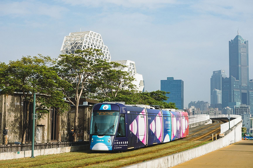 2022台灣燈會在高雄  彩繪輕軌列車啟動...