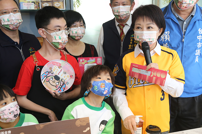 五倍券跟我一起買這個！  盧秀燕買糕點捐非營利幼兒園...