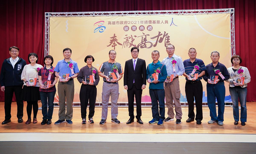 表揚高市府績優人員  陳其邁鞠躬致意