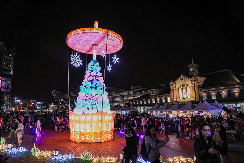 「點」擊全城的甜美！盧秀燕點亮全台唯一巨型珍奶耶誕樹