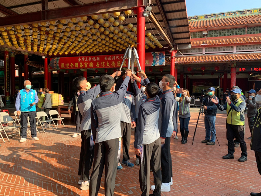 台南111年市中運點燃聖火  黃偉哲勉選手力爭代表權...