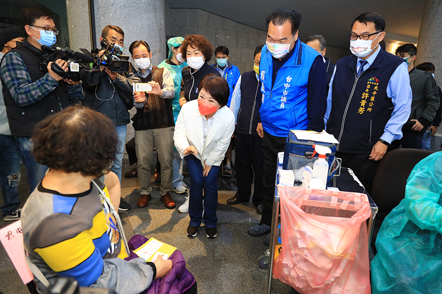 為65歲以上長者打第三劑  盧市長視察快打站秩序良好...