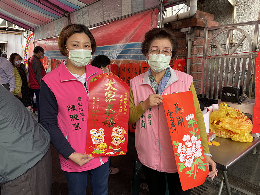 國光里福正宮送春聯  里長手書「虎哩春」賀年...