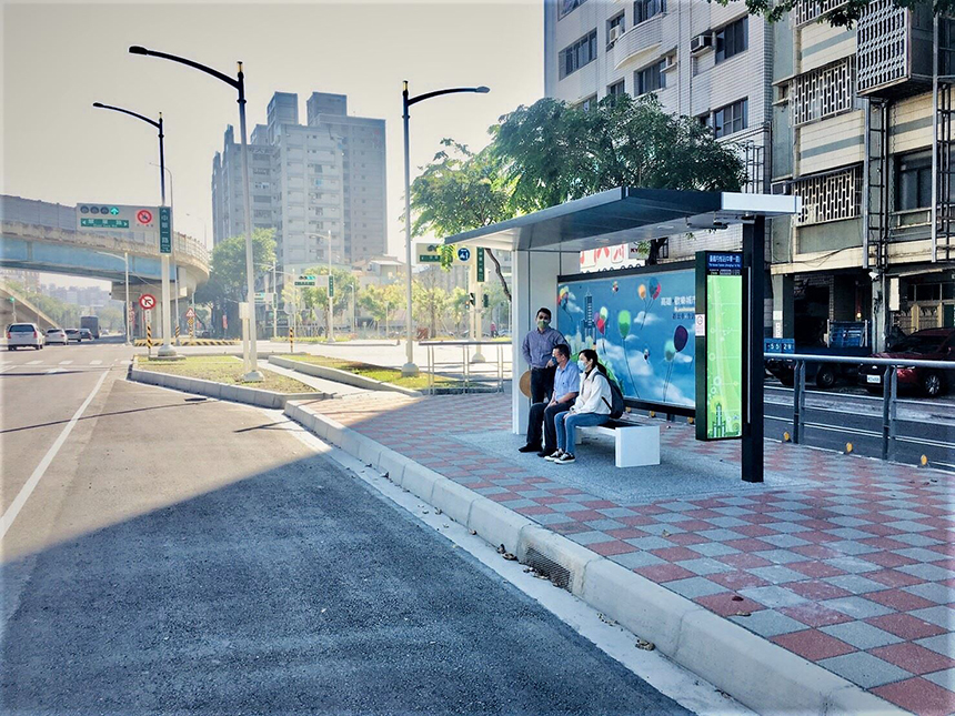 高市公車臺鐵內惟站候車環境改善  提升公共運輸友善性