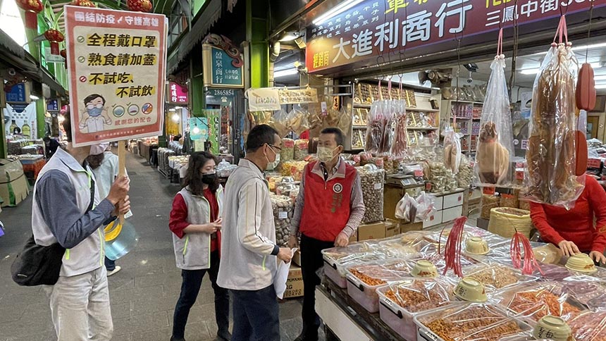 市場商圈出現春節採買潮  高市經發局稽查防疫措施...