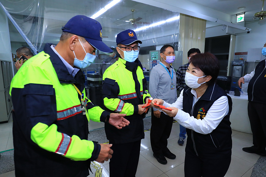 春安啟動  盧秀燕赴警局慰勉員警及協勤民力...