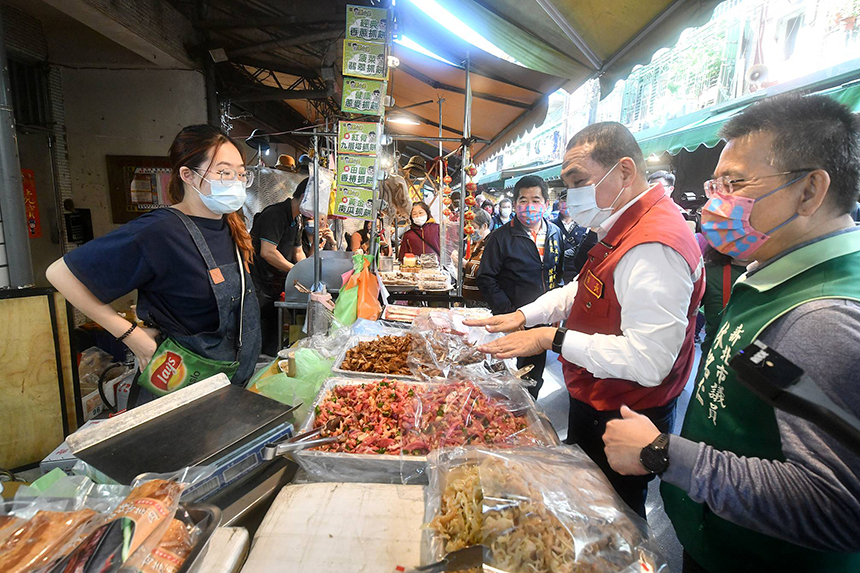 過年採買湧現  侯友宜視察土城攤販集中區防疫措施...