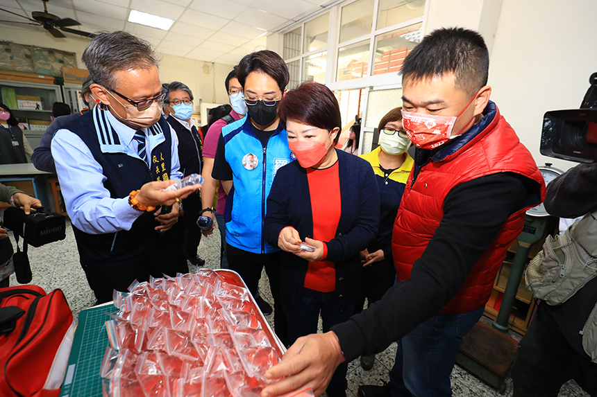 開學在即超前部署  盧秀燕親自視察校園消毒...