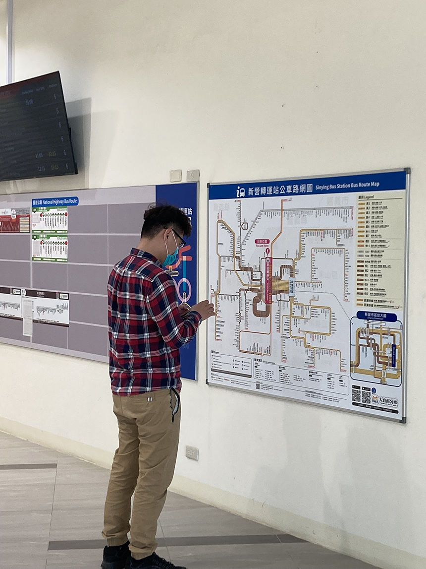 新營轉運站新增「捷運風」公車路網圖  資訊一目瞭然...