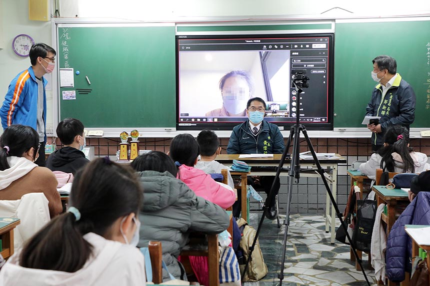 隔離學童不孤單  黃偉哲訪視國小線上同步視訊教學...